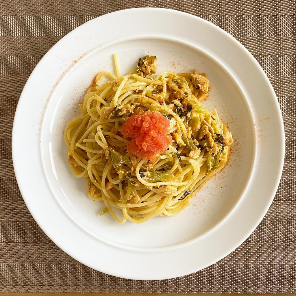 めんツナかんかん、高菜、明太子を使ったパスタ料理の写真